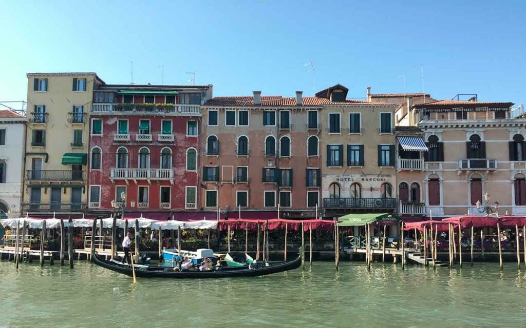 Traghetto: cheap gondola ride in Venice
